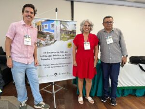 Ouvidora Verônica Ximenes ao lado de Ycaro Coelho e do Prof. Julio Barros